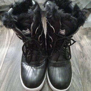 New in bag Polar women's snow boots Size 6 black